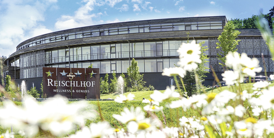 Das Hotel Reischlhof hat sich ein ökologisches Gesamtkonzept auferlegt. Dies beinhaltet die Verwendung regenerativer Energien sowie der Einsatz ökologischer Materialien. Dabei wurden die Gläser von Isolar verbaut.