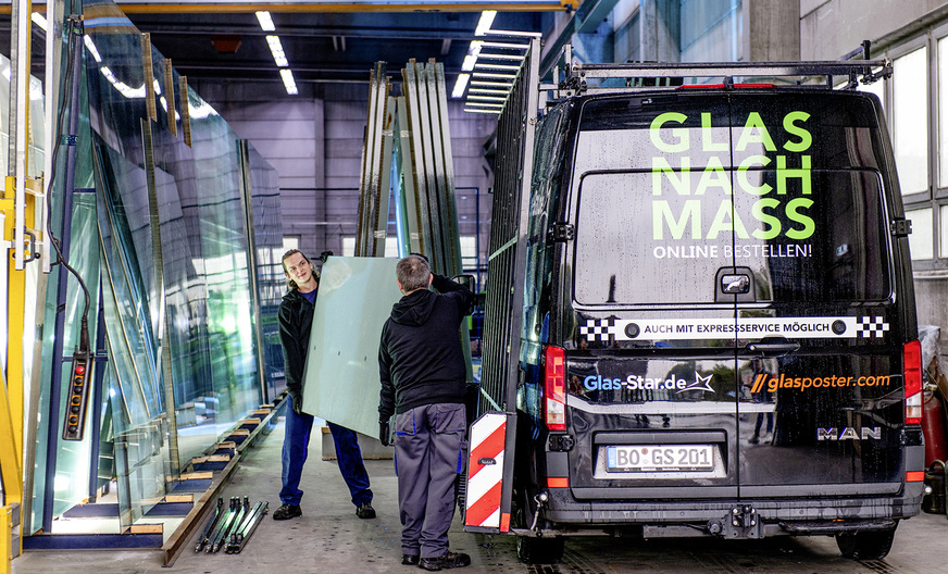 Der Glasveredler verfügt über eine eigene deutschlandweite Logistik-Kette, die über eine Flotte von 16 Fahrzeugen eine schnelle und zuverlässige und vor allem termingerechte Lieferung gewährleistet.