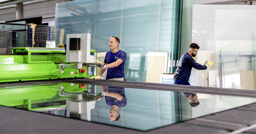 Glas Strack richtet seinen Fokus auf leistungsfähige und komplexe Gläser und Glasaufbauten. Das umfasst u. a. Produkte für Sicherheit und Einbruchschutz sowie smarte Gläser zur Energiegewinnung und antibakterielle Gläser.