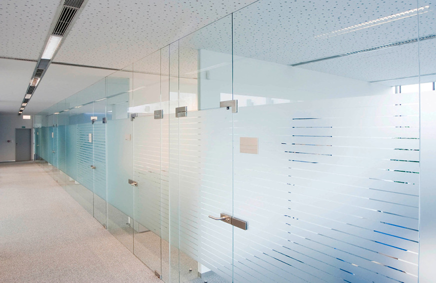 Speziell für sandgestrahlte Gläser wurde die Glasbeschichtung BTTR4 Glass antifingerprint entwickelt, die Glaser selbst auftragen können.