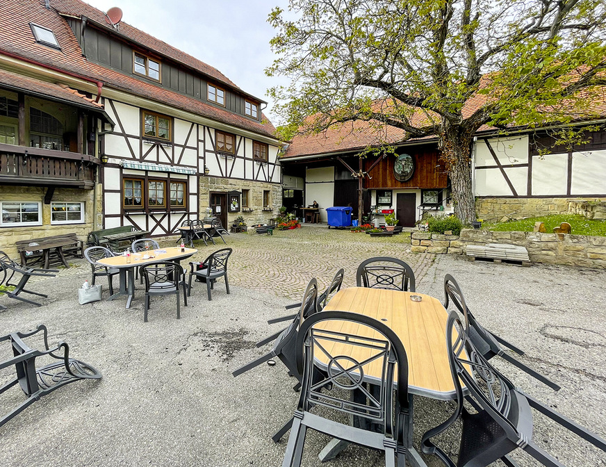 Die Außenterrasse des Weingut Kern in Oberderdingen vor den Umsetzungen im Rahmen von R+T projects. Sonnenschutz wurde über Sonnenschirme realisiert.