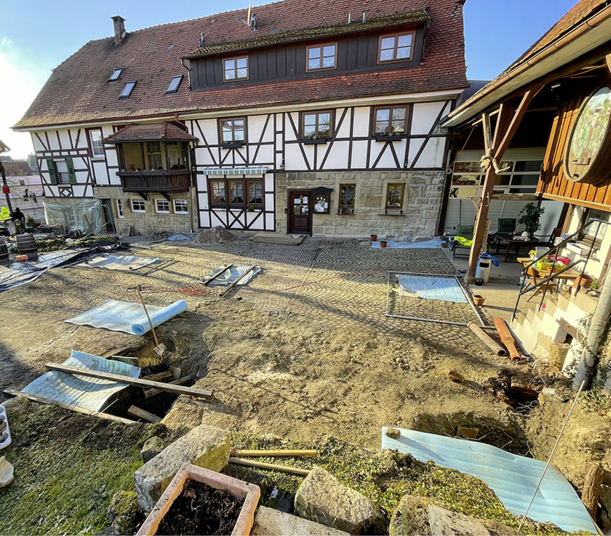 Insgesamt wurden 22 Bodenfundamente auf der Terrasse gesetzt, und 26 Kubikmeter stahlarmierter Beton verbaut.
