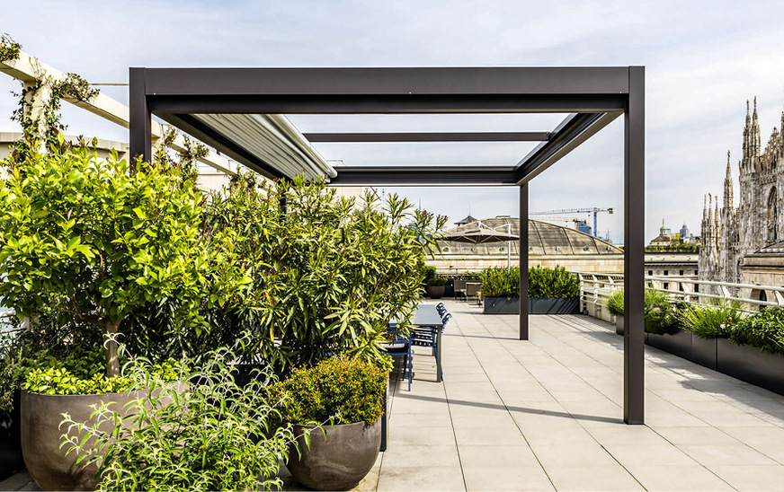 Maestro kann bis zu 7 × 7 m überdachen. Die Kombination von ­Pergola und Lamellendach innerhalb eines Moduls ist dabei möglich.