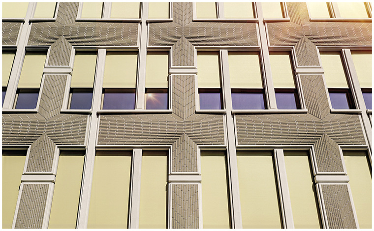 Durch den hohen Vorfertigungsgrad ist die Montage von Schacht-Markisen einfach und wirtschaftlich. Zudem ­reduziert sich der Abstimmungsaufwand zwischen den ­Gewerken deutlich.