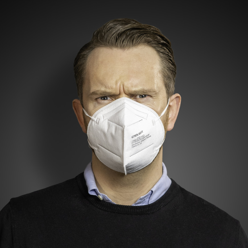 Verärgerung: Die Augenbrauen sind mittig zusammengezogen und die Augen verengt.