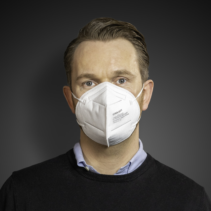 Offener, neutraler Gesichtsausdruck: Die Augenpartie ist entspannt.