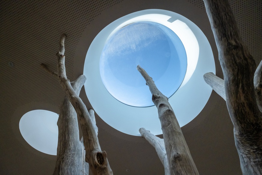 Die runden Lamilux Flachdach Fenster F100 wurden auch für das verspielte Dach des neuen Kindergartens St. Severin in Garching verwendet.