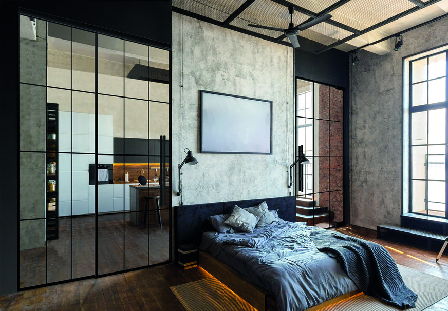 Im Angebot von licht & harmonie sind Schiebetürsysteme (links, mit festem Seitenteil) sowie Pendeltüren (rechts)&nbsp; und Drehtüren.