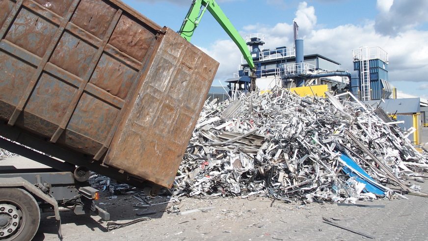 In Deutschland hat die Produktion von Sekundäraluminium in den ersten sechs Monaten des letzten Jahres um etwa 20 Prozent auf über 300.000 Tonnen zugenommen. In gleichen Zeitraum ist die Herstellung von Primäraluminium um drei Prozent auf knapp 260.000 Tonnen zurückgegangen.