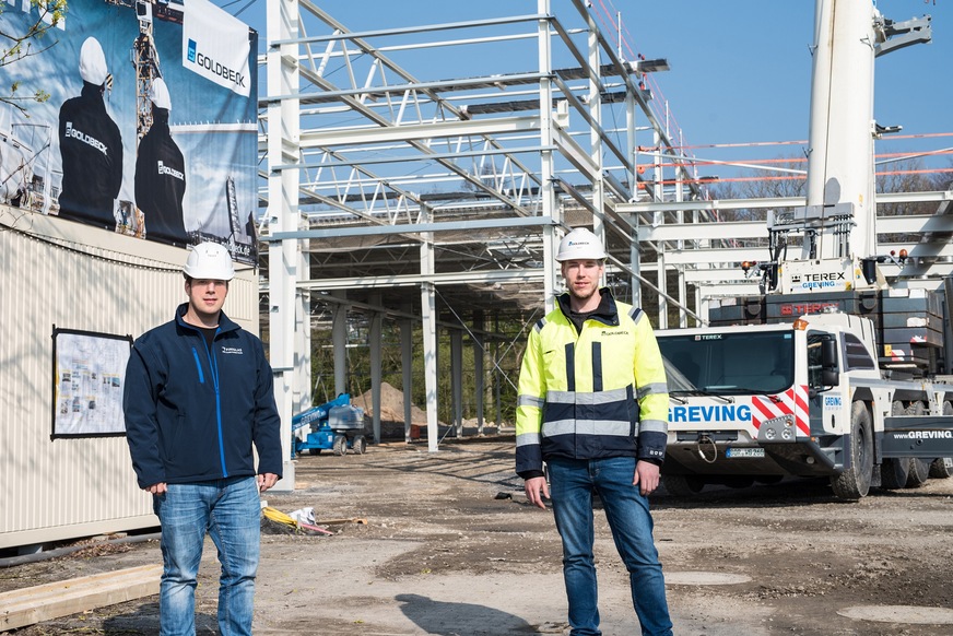 Auch bei der Semco Finiglas wurde vor kurzem eine neue Produktion aufgebaut: Hier Finiglas-Projektmanager Mirko Heeringa mit Goldbeck-Bauleiter Tim Westers auf der Baustelle.