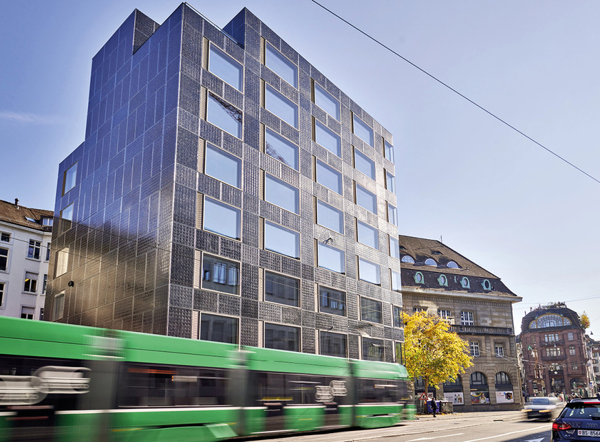 Der Neubau deckt seinen Energiebedarf dank Photovoltaik-Fassade und optimiertem Gebäudekonzept selbst. Das dabei eingesetzt Closed Cavity System lieferte Wicona.