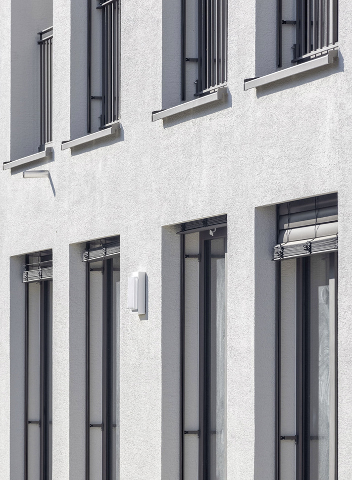 Der Neubau zeichnet sich durch hochwertige Holz-­Aluminium-Fenster aus, die auf allen Ebenen Raum­höhe erreichen.