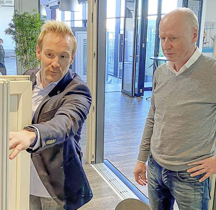 Thomas Verhoeven (l.), Geschäftsführer bei Regel-air, und Martin Kampwirth, Leiter Produktmanagement bei EGE, fachsimpeln an einem Demo-Fenster zum Thema Lüftung.