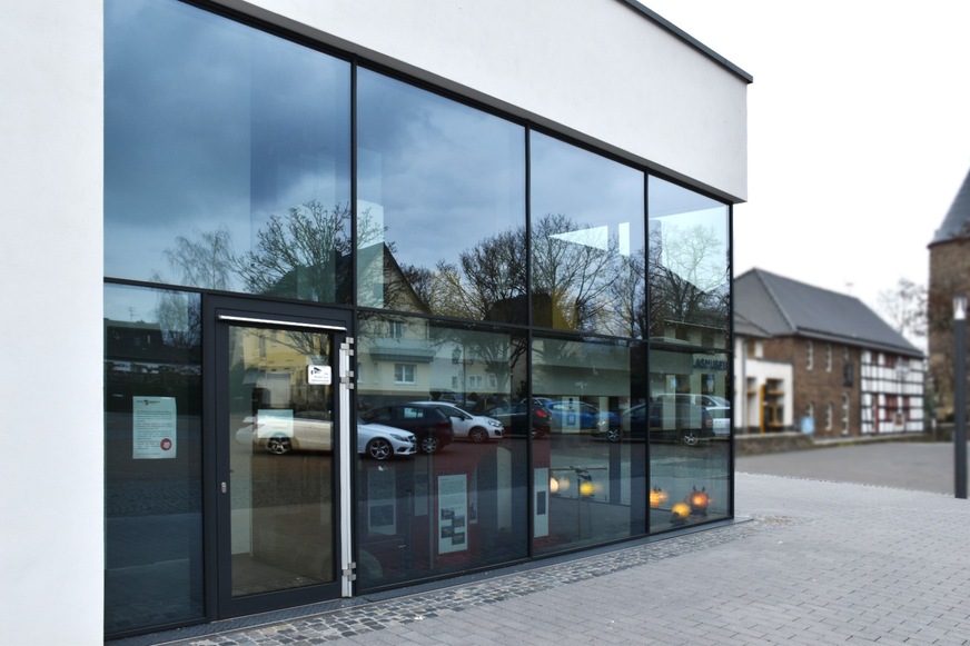 Im direkten Vergleich zum Türrahmen wird die&nbsp; Schlankheit der Pfosten und Riegel besonders deutlich .