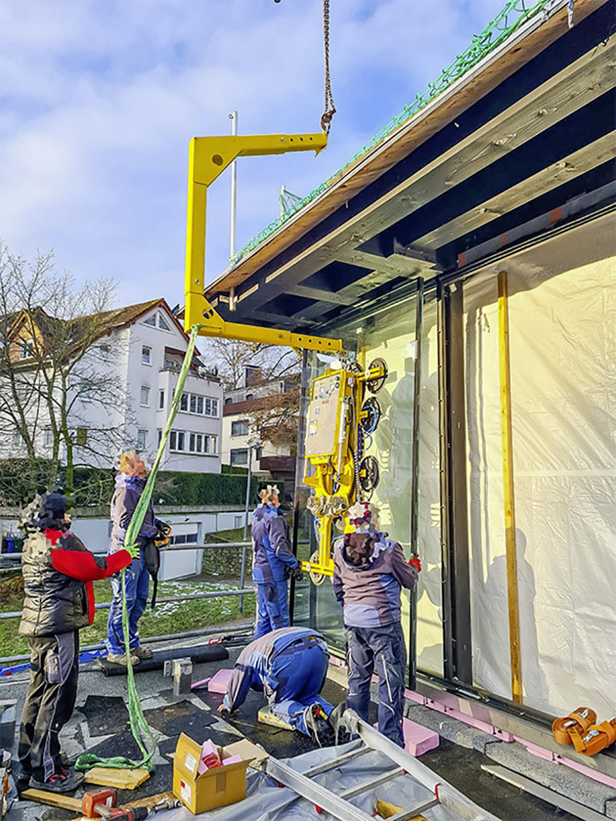 Gerade bei Gebäudevorsprüngen und Montagen unter Vordächern und Balkonen spielt der C-Adapter von Heavydrive seine Stärken aus.&nbsp;