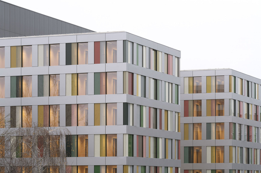 Die Fassade besteht aus Recycling-Aluminium sowie buntem Glas, wobei insgesamt 1300 Glaselemente verbaut wurden.