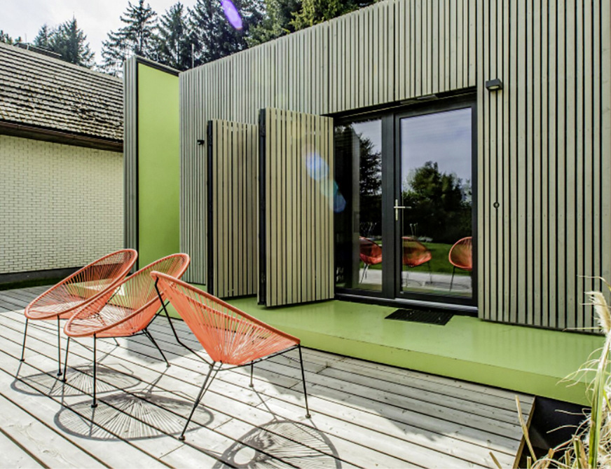 Ab einer Windstärke von 12 m/s fährt die Anlage in eine V-Stellung und wird ­dabei zu etwa 30 % geschlossen.