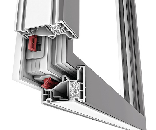Im Internorm-Fenster KF 510 nutzt man anstelle von vorstehenden Verriegelungszapfen integrierte Verriegelungsklappen, die ein Aus­hebeln des Fensters quasi ­unmöglich machen.