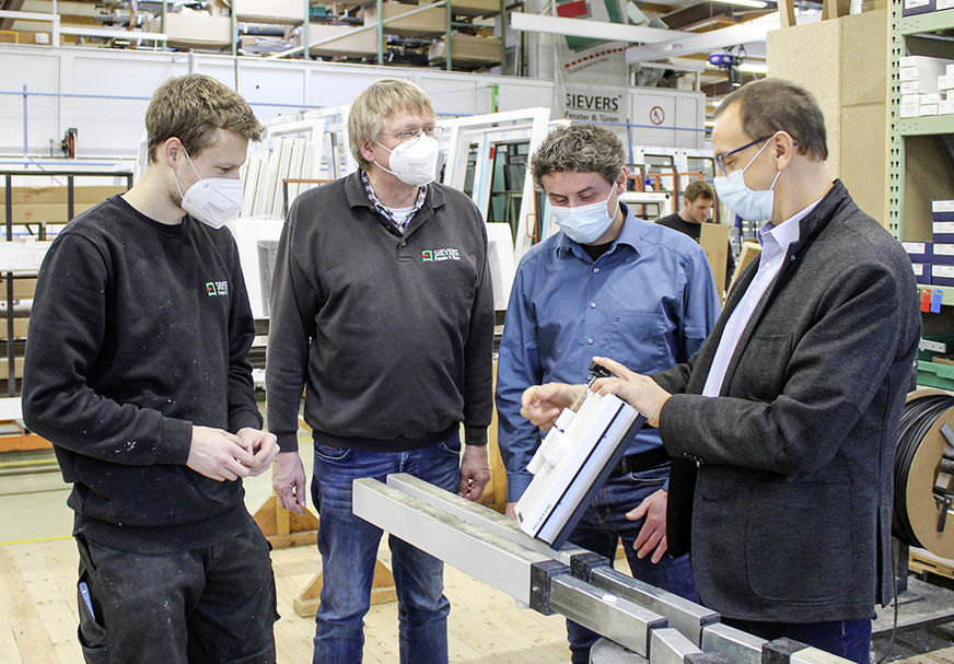 Simonswerk Anwendungstechniker Helge Schwarz erläutert in der Produktion die Vorzüge und die Bedienungsfreundlichkeit der komfortablen 3D Verstelltechnik der Bandsysteme der Marke Siku.