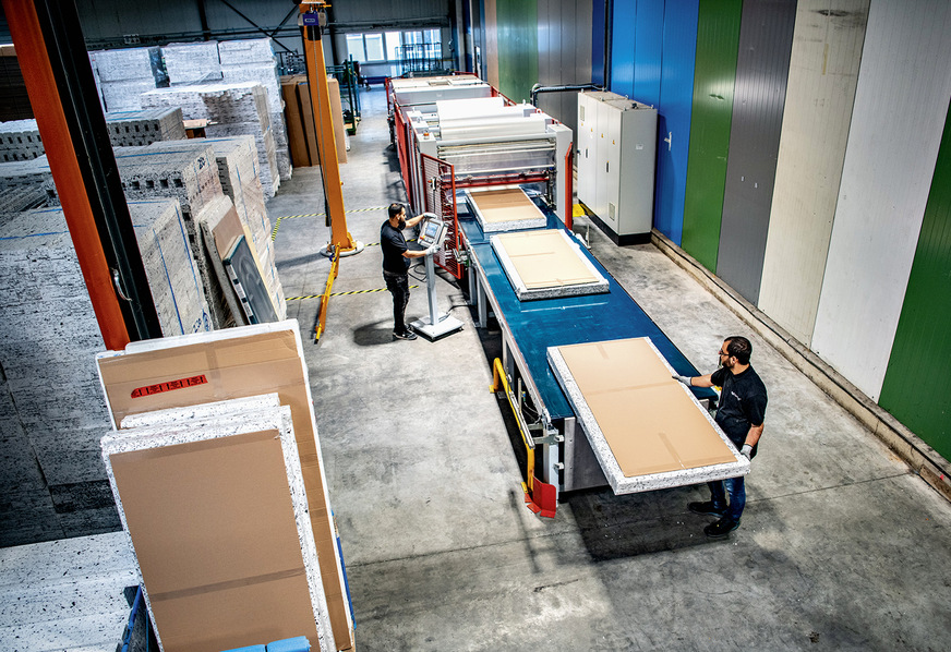 Eine neue Verpackungsanlage wurde erst kürzlich in Betrieb genommen. 40 – 50 Türfüllungen können auf diese Weise je Stunde sicher verpackt werden.
