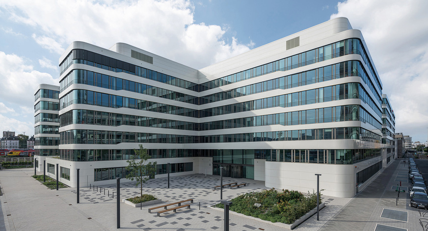 Ausgestattet wurde die Fassaden mit hochwertigem Sonnenschutzglas Cool-Lite Xtreme. Verantwortlich für die Ausarbeitung waren die CSP Partner Glas Herzog, vandaglas berlin und sowie BGT Bischoff Glastechnik.