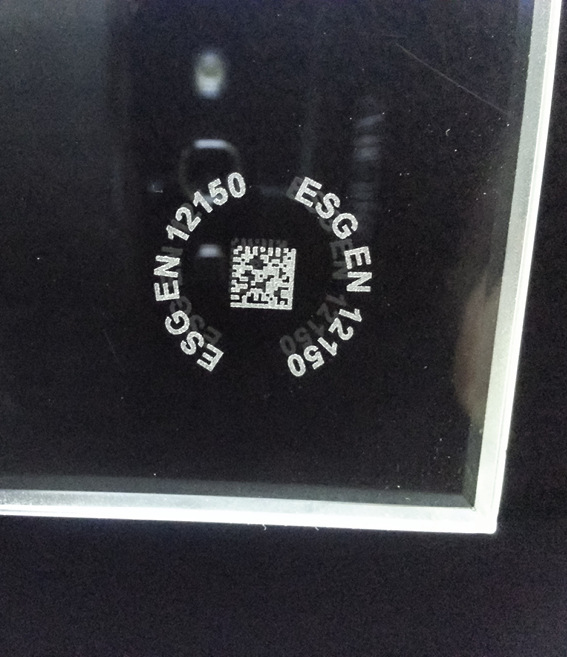 Hier ein 2D-­Barcode, der direkt mit einem Lasermarkierer auf dem Glas erzeugt wurde.