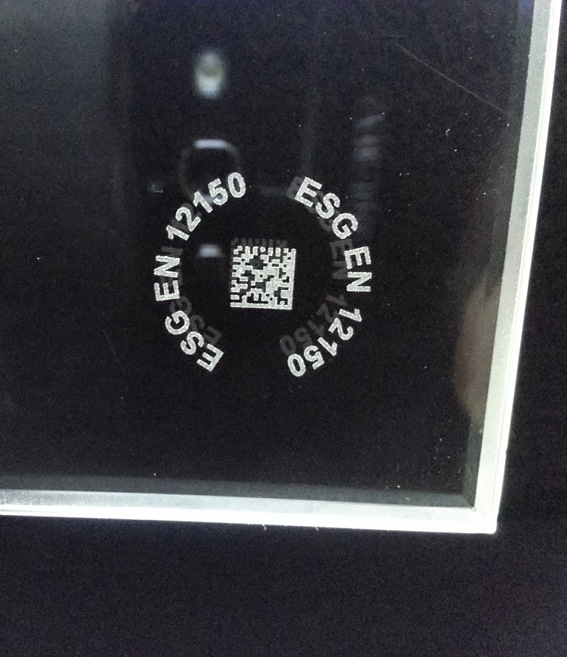 Hier ein 2D-Barcode, der direkt mit einem Lasermarkierer auf dem Glas erzeugt wurde.