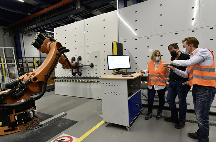 Die Roboterbeladung an der Systron CNC-Kanten­bearbeitungsanlage ist Teil der vernetzten Produktion.