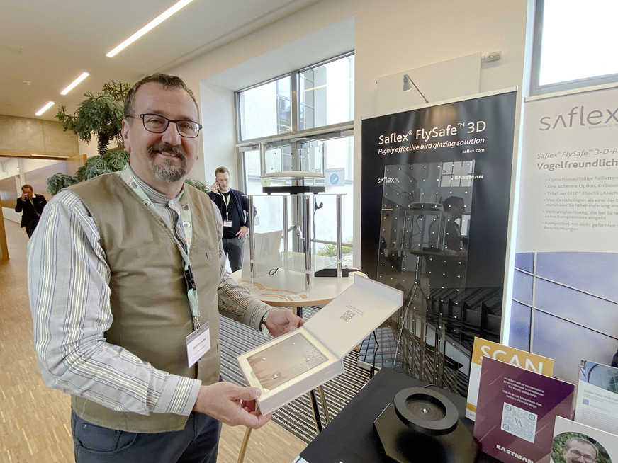 Matthias Haller von Eastman stellte erstmals beim BF GlasKongress 2022 die neue, hocheffiziente VSG-Folie für Vogelschutzglas vor.