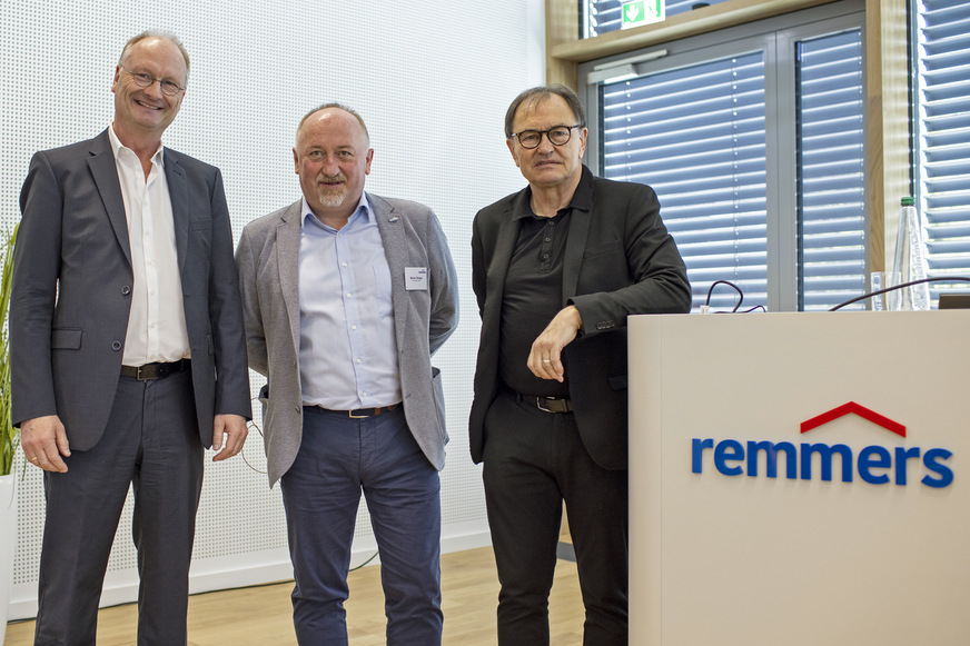 Martin Stöger mit den prominenten Referenten: Ex-Fußball-Profi und Trainer Ewald Lienen (r.) sowie Wetterexperte Sven Plöger (l.).