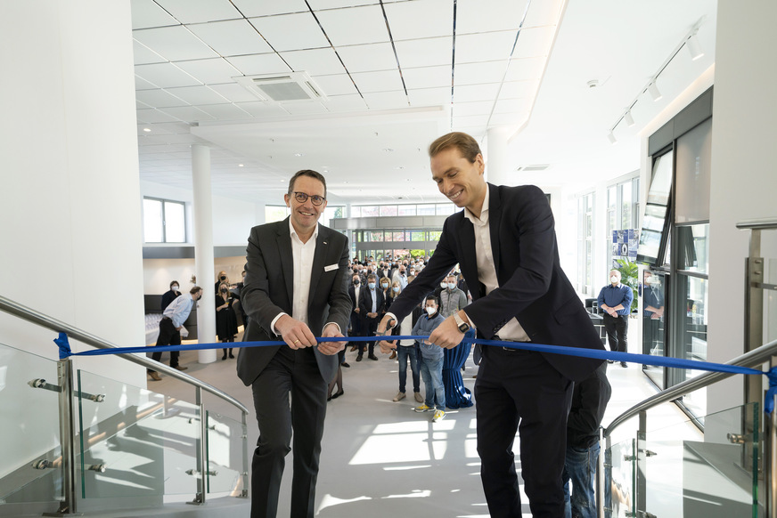 Im Rahmen einer offiziellen Feier eröffneten die heroal Geschäftsführer Dr. Max Schöne und Jürgen Peitz (v. r.) den neu gestalteten Showroom am Firmenstandort Verl.