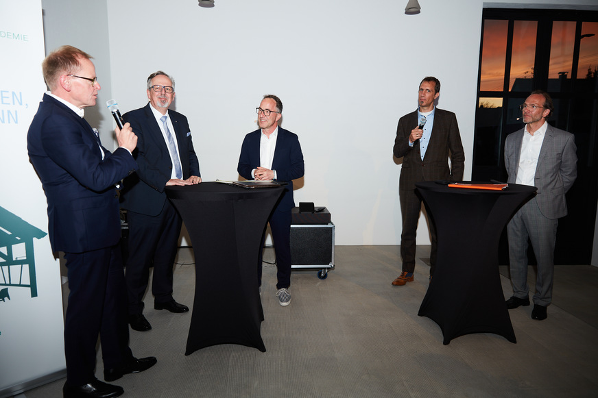 Diskussionsrunde bei der Veranstaltung (v. l.): Jochen Grönegräs (BF-Geschäftsführer), Hans-Joachim Arnold, Moderator Jürgen Hörig, Hannes Spiß (Geschäftsführer der Isolar Glas Beratung) und Prof. Dr. Bernhard Lenz.