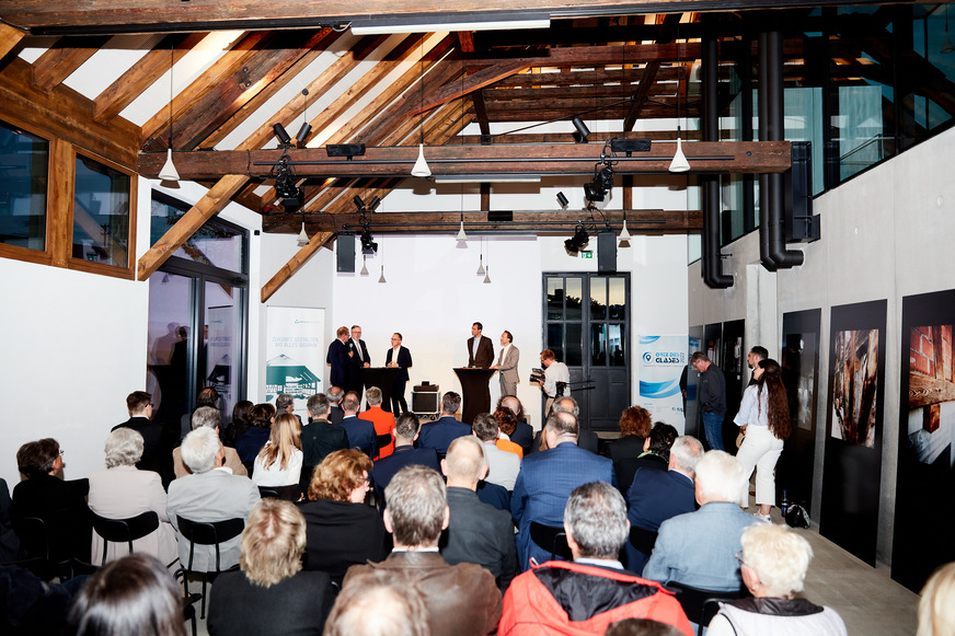 Full House bei der Eröffnungsfeier der Arnold Akademie in Miedelsbach (bei Schorndorf).