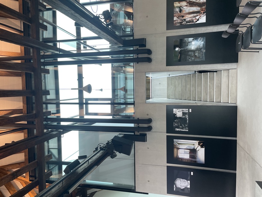 Die&nbsp; Glasbox im Obergeschoss bietet Raum für Meetings und Seminare. Das Dachgebälk stammt noch komplett aus der Alten Kelter und wurde für den Umbau aufwendig saniert.