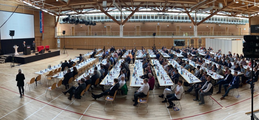 Über 300 Partner des Fensterbauers Gugelfuss aus Elchingen kamen in der Brühlhalle zusammen.