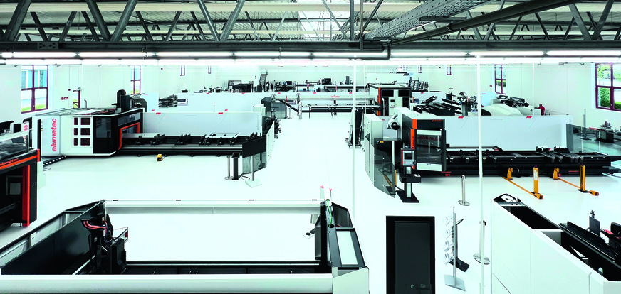 Technik und Innovation auf über 2000 Quadratmetern: Das neue Kompetenzzentrum der elumatec AG bietet Raum für die gesamte Produktpalette.