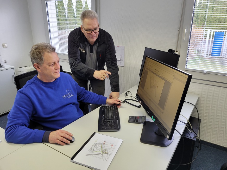 Am PC erläutert Harald Ickert dem Wisual-Geschäftsführer Frank Neubauer (l.) die Besonderheiten bei der Konstruktion und Planung mit der neuen Fassade.