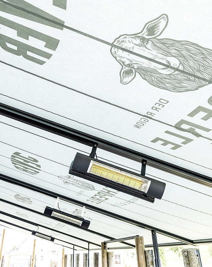 Sonderausstattung sind der Tuchdruck mit Logo und die 3-stufig per Funk dimmbaren Wärmestrahler.