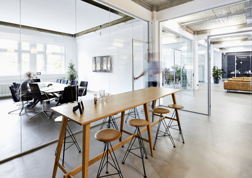Gläserne Büroausstattung in Berlin. Für solche Projekte werden immer mehr transparente Trennwände und Türen nachgefragt.