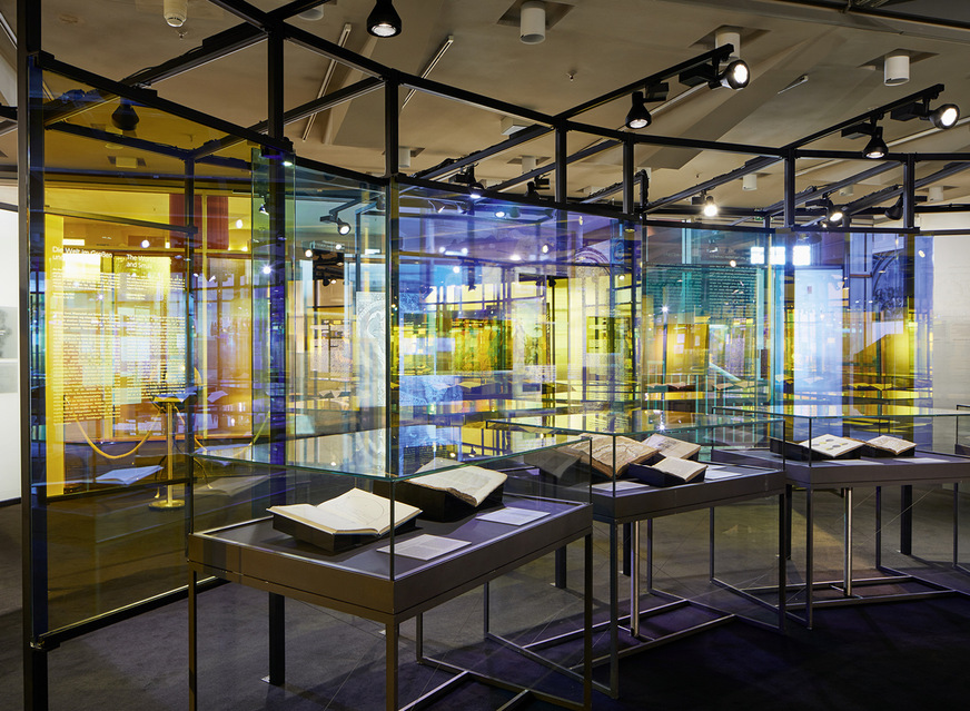 Die Ausstattung des Leonardos Kosmos in der Staatsbibliothek Berlin stammt von BarteltGlasBerlin.