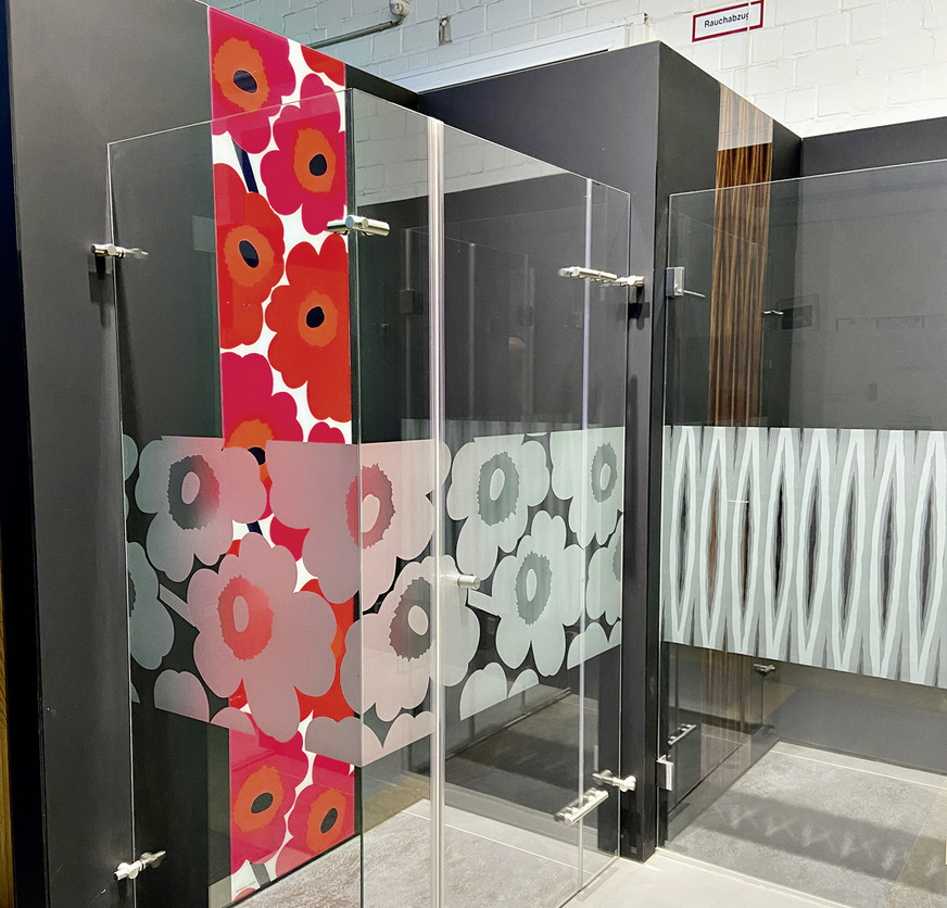 Bei dieser ansprechend gestalteten Dusche, wurden verschiedene Glas-veredlungen kombiniert.