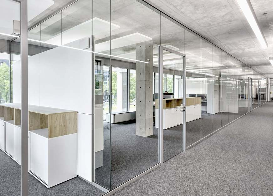 Das Trenn­wand­system fecoplan gibt Architekten und Bauherren einen großen Spielraum bei der Gestaltung, da es sich – inklusive der zugehörigen Glastüren – sehr flexibel einsetzen lässt.