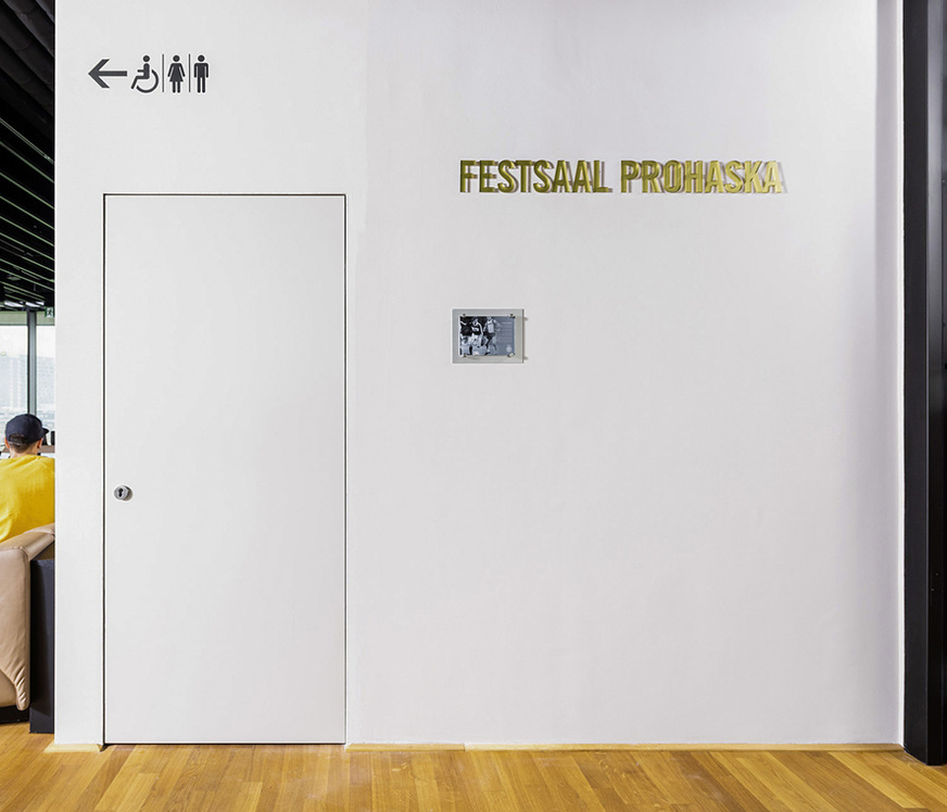 Hier eine Domoferm Stahltür Premium in Kombination mit der ­spiegellosen, fast unsichtbaren Sino-Zarge. Türblatt und Zarge ­wurden grundiert geliefert, in Wandfarbe lackiert und passen zum Wanddesign.