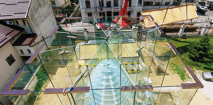 Für die termingerechte Montage der Glaselemente des Glas-Pavillons sorgten die Hebetechnik und das Knowhow von Heavydrive: Das Projekt wurde fristgerecht und problemlos durchgeführt.