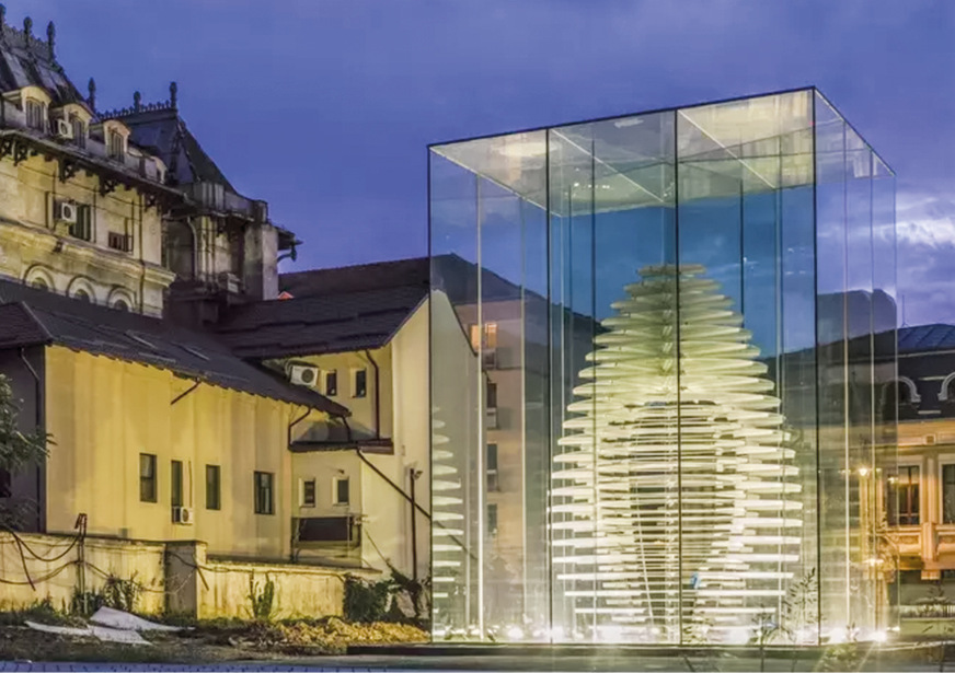 Die bis 12 m langen Scheiben für den Glaspavillion des Brâncuși-Museums wurden in den sedak Werkstätten in Gersthofen gefertigt.