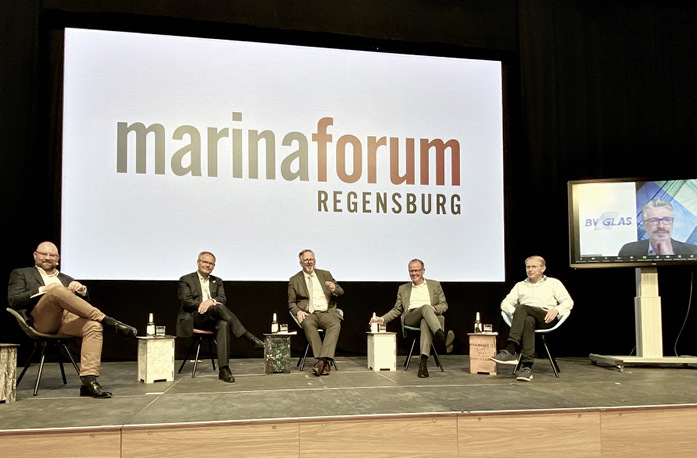 Bei der Podiumsdiskussion ging es um die Folgen des russischen Angriffskriegs für die heimische Glasbranche.