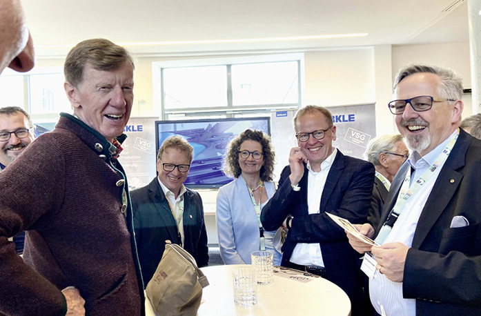 Walter Röhrl (l.) nach seinem Vortrag im Gespräch mit Hans-Joachim Arnold (r.) im Foyer des Tagungshauses.