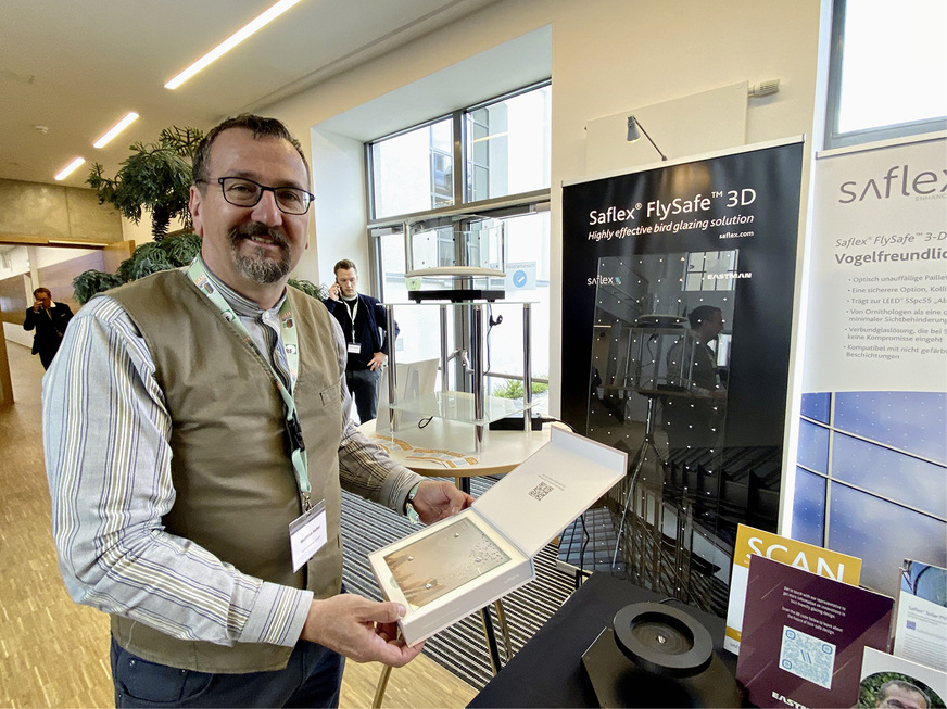Matthias Haller von Eastman stellte im Foyer eine neue VSG-Folie für Vogelschutzglas vor.