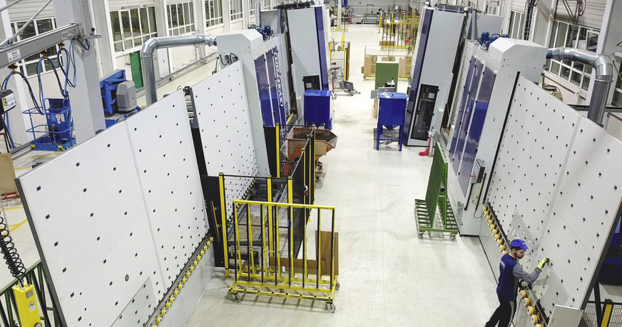 Optimierte Fertigung bei Glas Gasperlmair: Face To Face Aufstellung der neuen 3527proHD 2022 mit 20-fachem In-Line Glasspeicher (l.) mit einer 3527proHD BJ 2017 (r.), beide von systron.