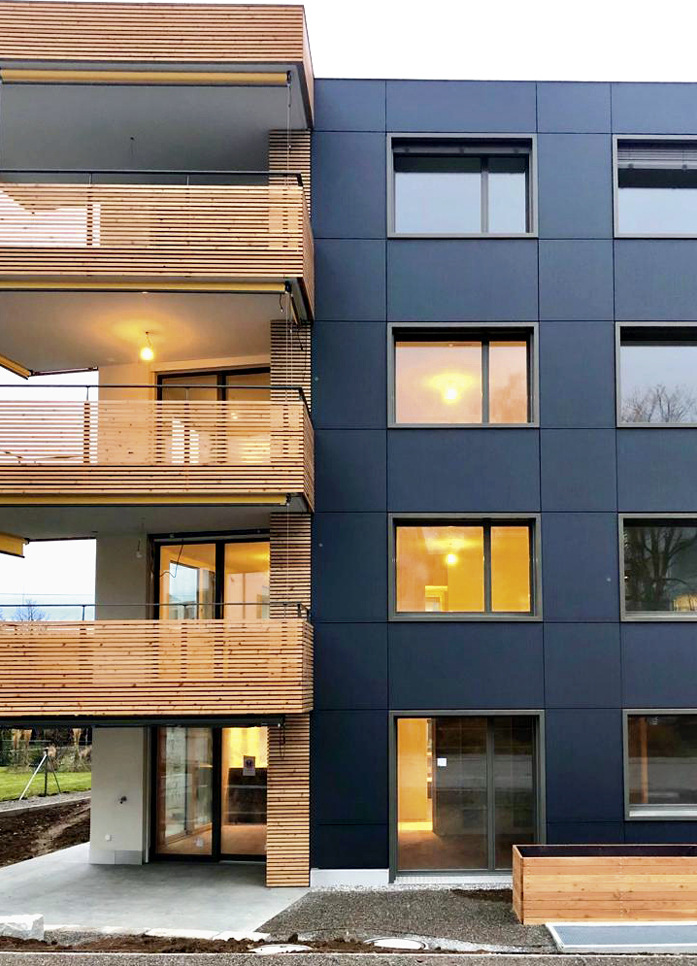 Hier eine Fassade und Brüstungs-Elemente mit farbigen Ertex PV-Modulen, bei denen die neuen ColorQuant PV-Farben zum Einsatz kamen.